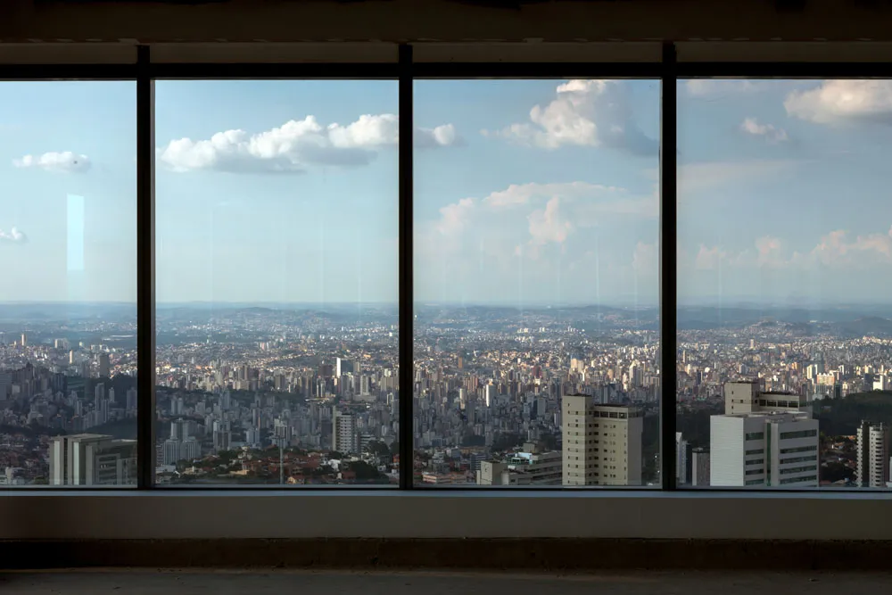 Fachada envidraçada do edifício