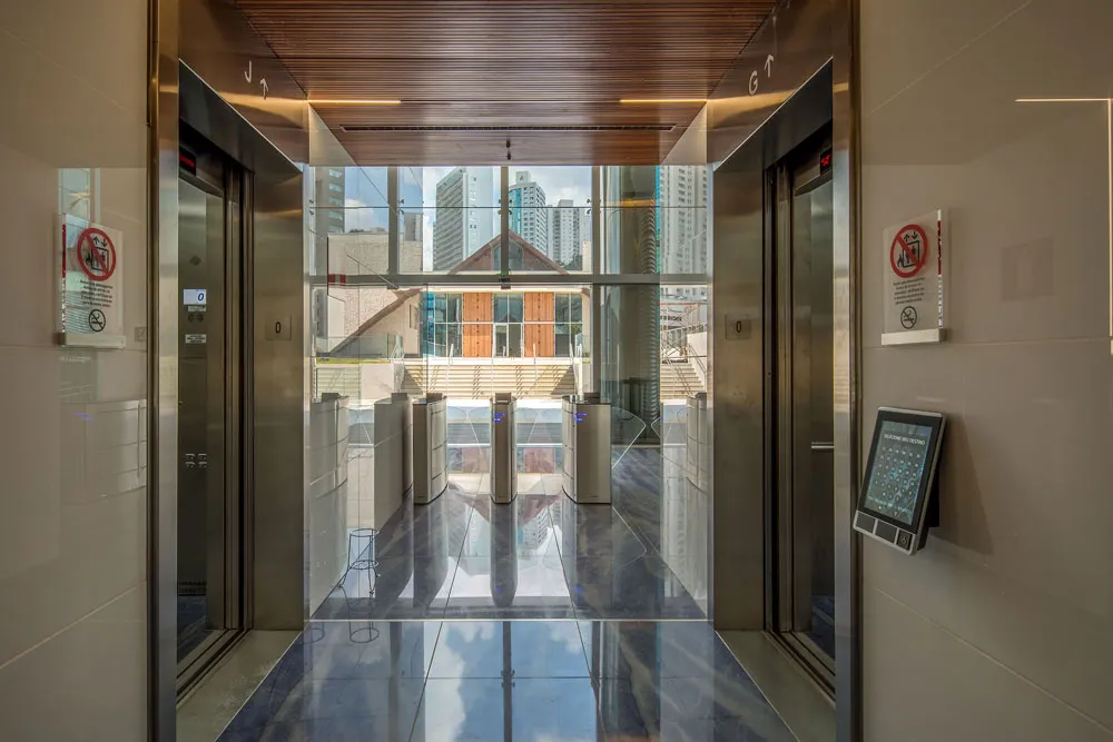 Lobby com pé-direito triplo